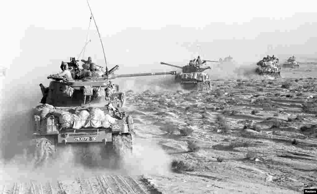 Isroil harbiy tanklari Sinay yarim oroliga kirib bormoqda / A convoy of Israeli tanks rolls through the Sinai peninsula during the 1967 Middle East War, widely known as the Six Day War.