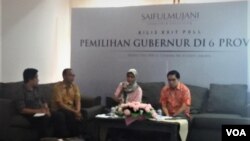 Saiful Mujani Research and Consulting (SMRC) merilis hasil risetnya di kantornya di Jakarta, Selasa (3/7) (Foto: VOA/Fathiyah)