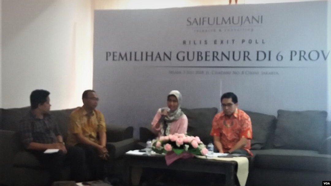 Saiful Mujani Research and Consulting (SMRC) merilis hasil risetnya di kantornya di Jakarta, Selasa (3/7) (Foto: VOA/Fathiyah)