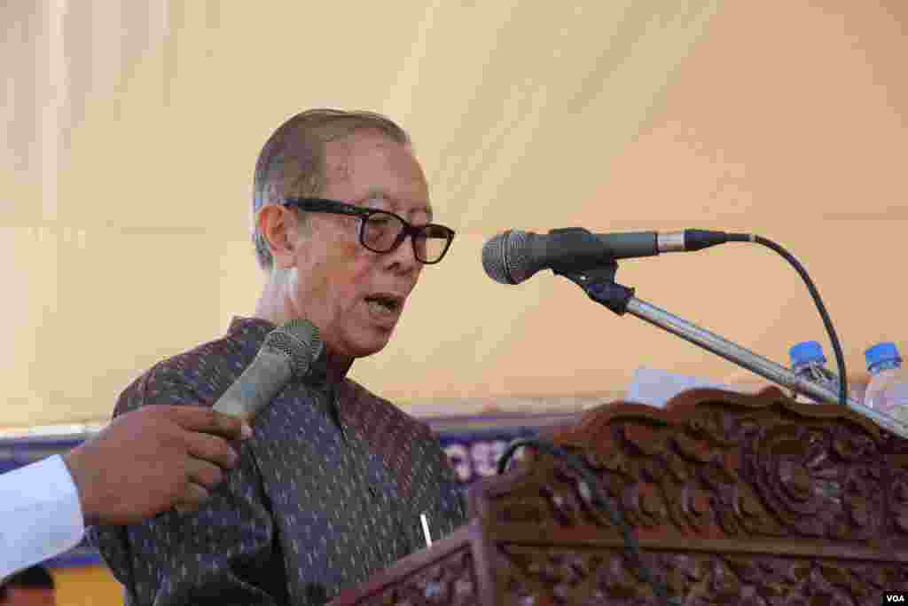 លោក សឺន ស៊ូប៊ែ អតីតសមាជិកក្រុមប្រឹក្សារដ្ឋធម្មនុញ្ញ និងបច្ចុប្បន្នជាទីប្រឹក្សាផ្ទាល់នៃព្រះមហាក្សត្រសម្ដេចនរោត្តមសីហមុនីថ្លែងទៅកាន់ព្រះសង្ឍនិងអ្នកចូលរូម ប្រមាណជាង៧០០នាក់នៅវត្តចាស់នៃរាជធានីភ្នំពេញ នៅថ្ងៃទី០៤មិថុនា ឆ្នាំ២០១៦ នៅក្នុងការប្រារព្ធខួប៦៧ឆ្នាំ ថ្ងៃអាណានិគមបារាំងកាត់ផ្ទេរទឹកដីខ្មែរដែលបប្ចុប្បន្នហៅថាកម្ពុជាក្រោម ឲ្យប្រទេសវៀតណាមនៅឆ្នាំ១៩៤៩។(ឡេងឡែន/VOA)