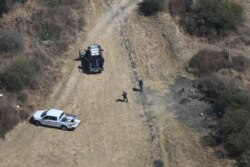 Imagen aérea de policías federales mexicanos asegurando una toma de combustible clandestina en el estado de Guanajuato, tomada el 4 de febrero de 2019 desde un helicóptero Blackhawk de la Fuerza Aérea durante una operación para combatir esos robos.