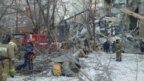 Nhân viên cứu hộ đang nỗ lực cứu những người bị mắc kẹt trong vụ nổ chung cư ở Magnitogorsk, Nga, ngày 31/12/2018. 