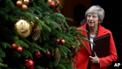 PM Inggris, Theresa May, tampak meninggalkan Downing Street di London, Selasa, 4 Desember 2018. PM Inggris dijadwalkan untuk berpidato di Parlemen hari Selasa, membuka sesi debat yang berlangsung selama 5 hari sebelum pemungutan suara yang akan dilaksanakan pada tanggal 11 Desem