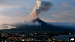 Gunung berapi Mayon terus memuntahkan lava Kamis (25/1), terlihat dari kota Legazpi, Albay sekitar 340 kilometer tenggara Manila, Filipina. 