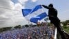 Archivo - Un hombre ondea una bandera de Nicaragua en una manifestación contra el gobierno de Daniel Ortega en Managua, el 30 de junio de 2018.