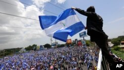 Archivo - Un hombre ondea una bandera de Nicaragua en una manifestación contra el gobierno de Daniel Ortega en Managua, el 30 de junio de 2018.