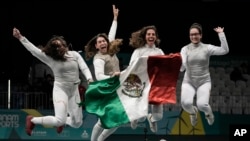 Miembros del equipo mexicano de florete de esgrima femenino celebran su medalla de bronce en los Juegos Panamericanos en Santiago, Chile, el jueves 2 de noviembre de 2023.