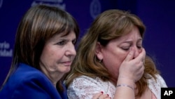 ARCHIVO - Griselda Heredia (der.), madre de Nahuel Gallo, un policía militar argentino arrestado a principios de diciembre en Venezuela, junto a la ministra de Seguridad Patricia Bullrich en conferencia de prensa en Buenos Aires, Argentina, el 27 de diciembre de 2024. 