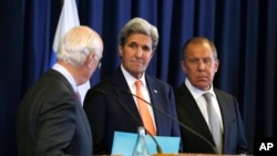 ລັດຖະມົນຕີການຕ່າງປະເທດສະຫະລັດ ທ່ານ John Kerry (ກາງ) ແລະລັດຖະມົນຕີການຕ່າງປະເທດຣັດເຊຍ ທ່ານ Sergei Lavrov (ຂວາ) ກຳລັງຫຼຽວເບິ່ງ ທູດພິເສດ ສປຊ ທ່ານ Staffan de Mistura ໃນລະຫວ່າງ ກອງປະຊຸມ ຖະແຫຼງຂ່າວຮ່ວມກັນ.