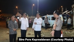 Presiden Joko Widodo dan Wapres Jusuf Kalla saat melihat langsung lokasi bom bunuh diri di terminal kampung melayu Jakarta Timur kamis 27 Mei 2017 (foto: Biro Pers Kepresidenan)