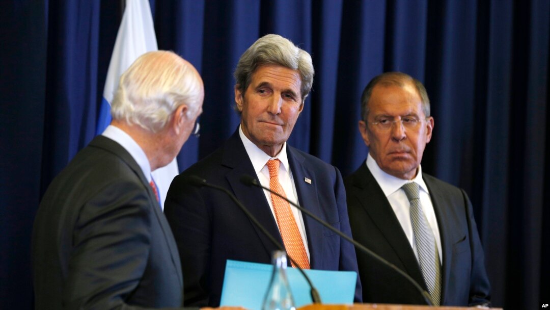 Sakataren Harkokin Wajen Amurka John Kerry da takwaransa na Rasha Sergei Lavrov sai kuma wakilin MDD na musamman akan Siriya Staffan de Mistura a hannun hagu yana magana dasu