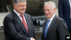 Predsednik Ukrajine, Petro Porošenko (levo) i sekretar za odbranu SAD, DŽejms Matis rukuju se tokom susreta u Kijevu, Ukrajina, 24. avgusta 2017.