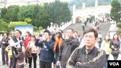 台北故宫前旅游者观看藏青会集会现场(美国之音申华拍摄)