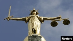 Statue de la justice devant la Cour criminelle de l'Old Bailey, Londres.