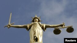 La Statue de la Justice sur le dôme de la Old Bailey, la Cour centrale de la Couronne britannique (Haute Cour criminelle) à Londres