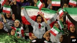 Grupa žena na prijateljskoj nogometnoj utakmici Iran - Bolivija, Teheran, 16. oktobar