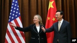 Menteri Luar Negeri Amerika Hillary Clinton, kiri, bersama Menteri Luar Negeri Tiongkok Yang Jiechi. Clinton berada di Tiongkok untuk membahas penyelesaian konflik di Suriah (foto, 4/9/2012).ijing, Tuesday, Sept. 4, 2012. Clinton is in Beijing to press Ch