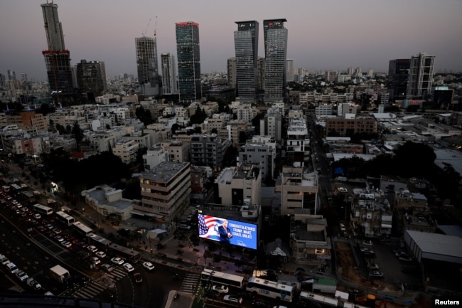 Ucapan selamat untuk calon presiden dari Partai Republik dan mantan Presiden Amerika Serikat Donald Trump atas kemenangan pada Pemilu Amerika 2024, di Tel Aviv, Israel, 6 November 2024. (Thomas Peter/REUTERS)