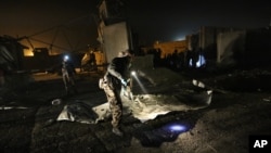 Pasukan keamanan memeriksa lokasi ledakan di komplek diplomatik di Kabul, Afghanistan Kamis (27/11).