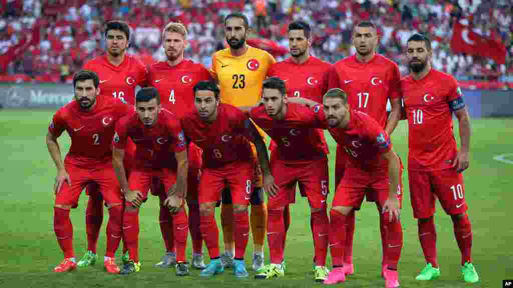 Les joueurs de l&#39;équipe de la Turquie posent pour les photographes avant leur match du Groupe A Euro 2016 qualification de football entre la Turquie et les Pays-Bas à l&#39;Arena Stadium Buyuksehir Torku à Konya, en Turquie, le dimanche 6 septembre 2015.