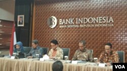 Deputi Gubernur Senior BI Mirza Adityaswara (tengah) memberikan keterangan pers terkait BI Rate, di Gedung BI, Jakarta Pusat, Selasa (23/20). (Foto: VOA/Ghita).