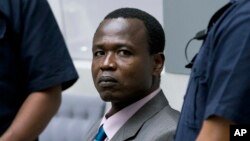 Dominic Ongwen (C) moko na bakambi ba LRA (Mampinga ma Nkolo ma botelemeli) na bosambisami bwa ya na CPI, La Haye, Pays-Bas, 6 décembre 2016.