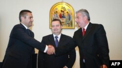 Direktori policija Srbije i Crne Gore, Milorad Veljović i Veselin Veljović u prisustvu ministra unutrašnjih poslova Ivice Dačića potpisali su u Palati Srbija protokol o saradnji.