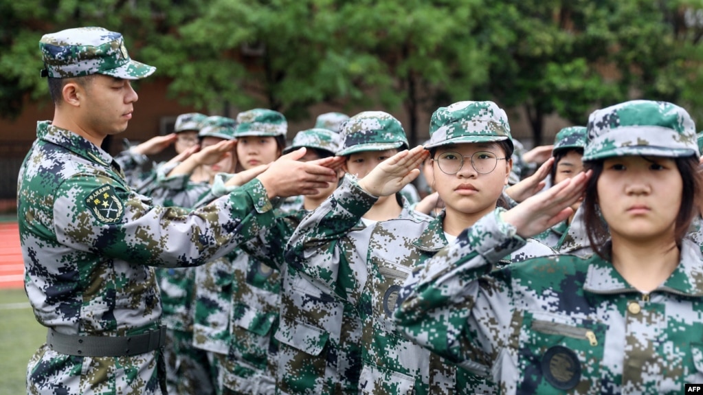 中国安徽淮北一所中学开学之后开始军训。（2021年9月5日）(photo:VOA)