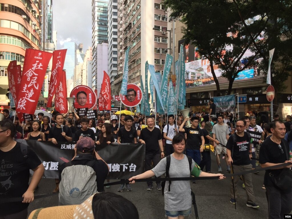 香港幾十個政黨和團體在中國十一國慶當天下午，舉行反威權大遊行，抗議政治打壓，要求律政司司長袁國強下台。 數以萬計的港人走上街頭，表達反對他們看來的來自北京和香港特區政府的威權打壓。