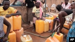 Des femmes emplissent les bidons d'eau à Ouagadougou, Burkina Faso, le 11 mai 2016.