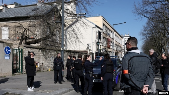 La policía francesa asegura el área cercana al lugar donde se descubrió una bomba sin explotar que data de la Segunda Guerra Mundial a 2,5 km de la estación de tren Gare du Nord de París, en Saint-Denis, cerca de París, Francia, el 7 de marzo de 2025