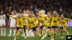 'Yan wasan Sweden suna murnar fitar da Amurka a bugun fenariti 5-4