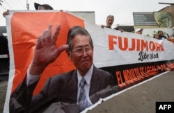 Pendukung mantan presiden Peru Alberto Fujimori berkumpul di pintu masuk penjara Barbadillo untuk menuntut pembebasannya di pinggiran timur Lima pada 5 Desember 2023. (Foto: AFP)