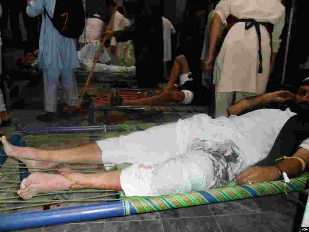 Men wounded in a suicide blast wait for treatment, Khost, Afghanistan, October 1, 2012. (I. Rahimi/VOA)