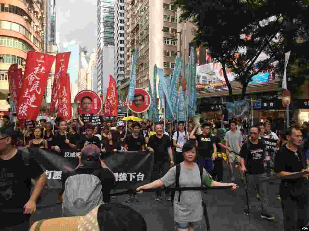 香港几十个政党和团体在中国十一国庆当天下午，举行反威权大游行，抗议政治打压，要求律政司司长袁国强下台。数以万计的港人走上街头，表达反对他们看来的来自北京和香港特区政府的威权打压。