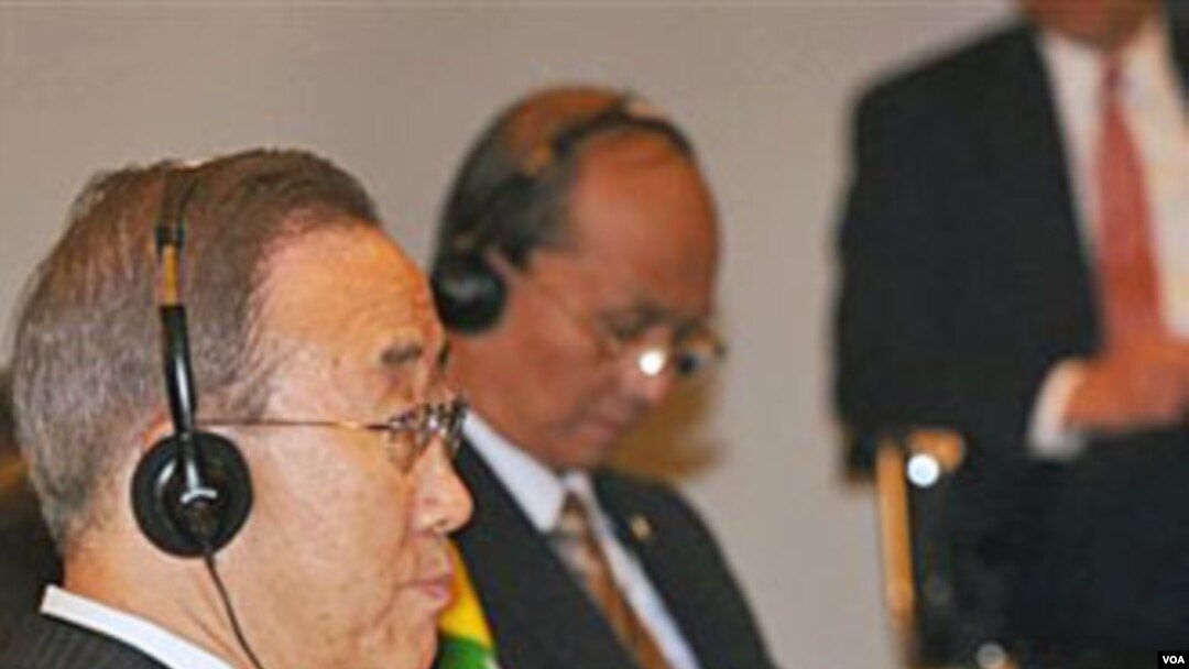 Sekjen PBB Ban Ki-moon (kiri) duduk di dekat PM Birma Thein Sein pada KTT ASEAN-PBB di Hanoi, Vietnam Sabtu 29 Oktober 2010.