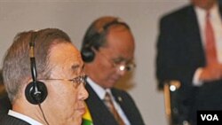 Sekjen PBB Ban Ki-moon (kiri) duduk di dekat PM Birma Thein Sein pada KTT ASEAN-PBB di Hanoi, Vietnam Sabtu 29 Oktober 2010.