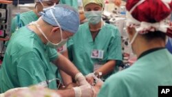 Dokter bedah di rumah sakit Lucile Packard, Universitas Stanford, melakukan operasi pemisahan kembar Siam. (Foto: Dok)