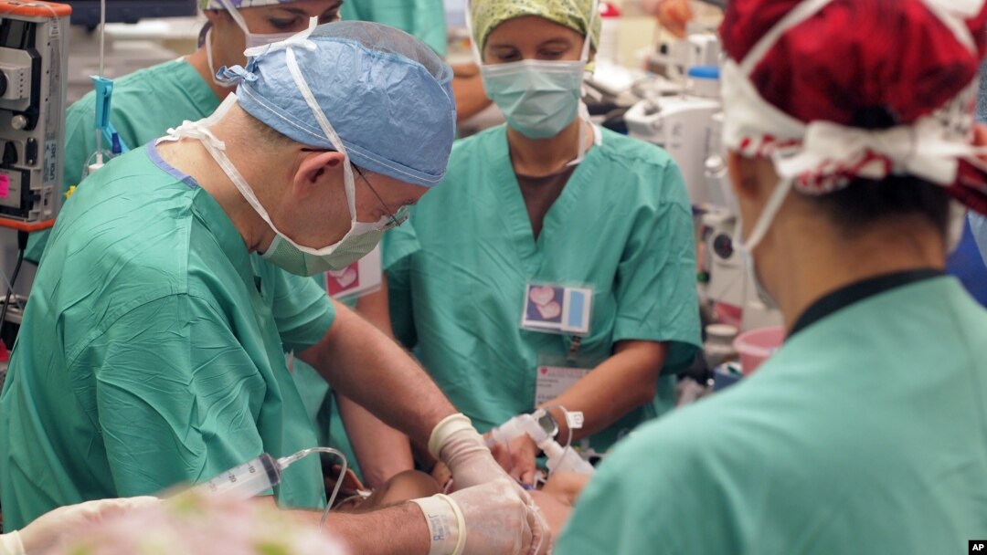 Dokter bedah di rumah sakit Lucile Packard, Universitas Stanford, melakukan operasi pemisahan kembar Siam. (Foto: Dok)