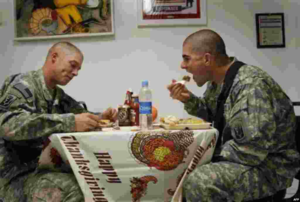 US soldiers take their lunch during Thanksgiving Day at the US base in Bagram north of Kabul, Afghanistan on Thursday, Nov 25, 2010. (AP Photo/Musadeq Sadeq)