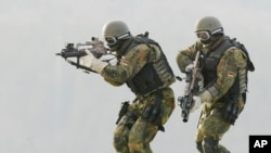 FILE - Soldiers of the Kommando Spezialkraefte, the German Bundeswehr's special forces, take part in a training exercise in Calw, southern Germany, Feb. 5, 2004.