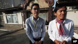 미국 라디오 방송 자유아시아(RFA)의 오윤 친(오른쪽) 기자와 양 소티린 기자가 28일 캄보디아 프놈펜 항소법원에 도착했다. 