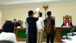 Persidangan Pengadilan Tipikor Yogyakarta dalam kasus OTT dua jaksa hari Rabu (22-1). (Foto: VOA/ Nurhadi)
