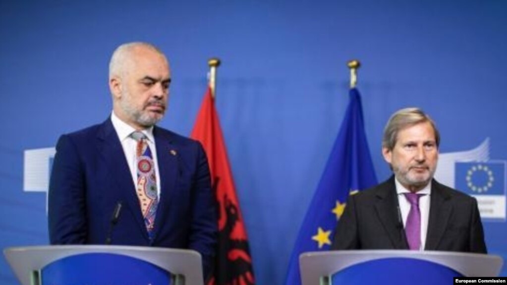Komisioneri europian për zgjerimin viziton Tiranën dhe Maqedonine .