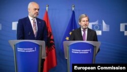 Perdana Menteri Albania Edi Rama (kiri) bersama Komisaris Perluasan Uni Eropa, Johannes Hahn. 