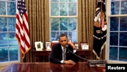 El presidente Obama conversa telefónicamente con el primer ministro británico, David Cameron. El mandatario esta determinado a decidir por su cuenta la respuesta a Siria.