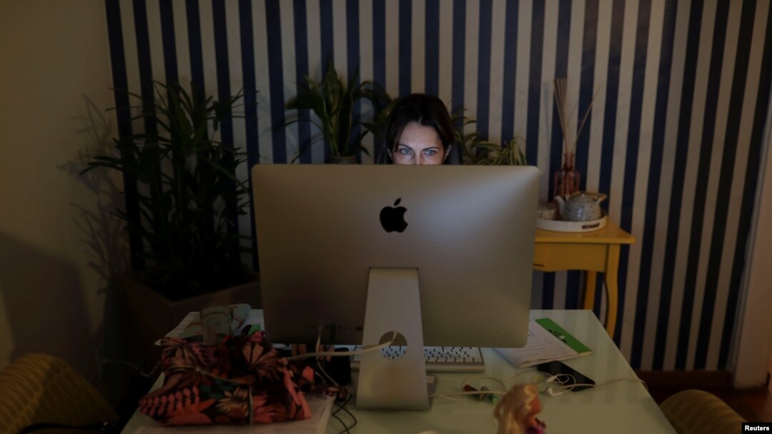 El trabajar desde casa puede representar varios retos para quienes lo realizan, desde tener un espacio apropiado para hacerlo hasta lidiar con otros aspectos que pueden interrumpir su rendimiento.