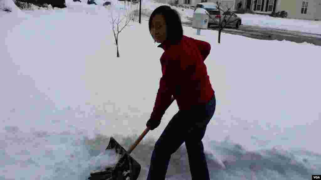为了可以准时上班，VOA员工雪一停就开始清理门前的积雪。