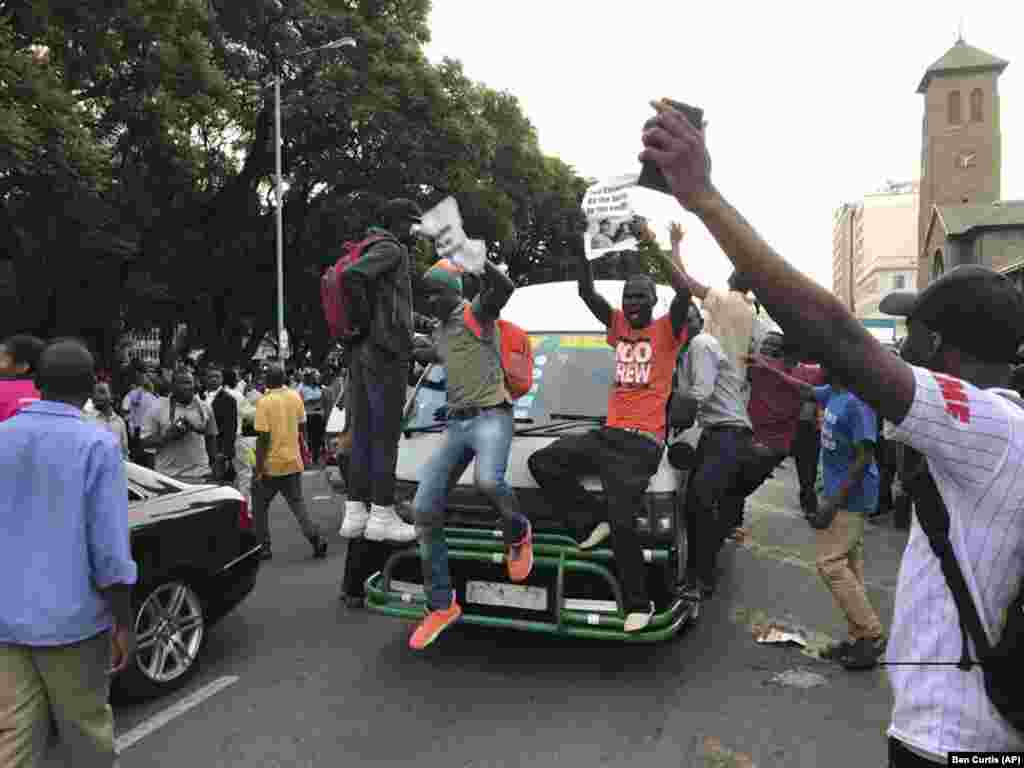 Euforia em Harare após Robert Mugabe ter resignado ao poder no Zimbabue