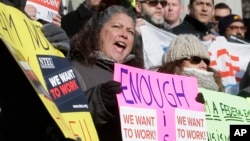 Warga AS melakukan unjuk rasa di kota Boston hari Kamis (17/1), menuntut agar shutdown segera diakhiri. 